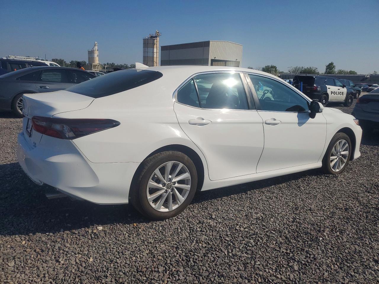 2023 Toyota Camry Le - Фото 3