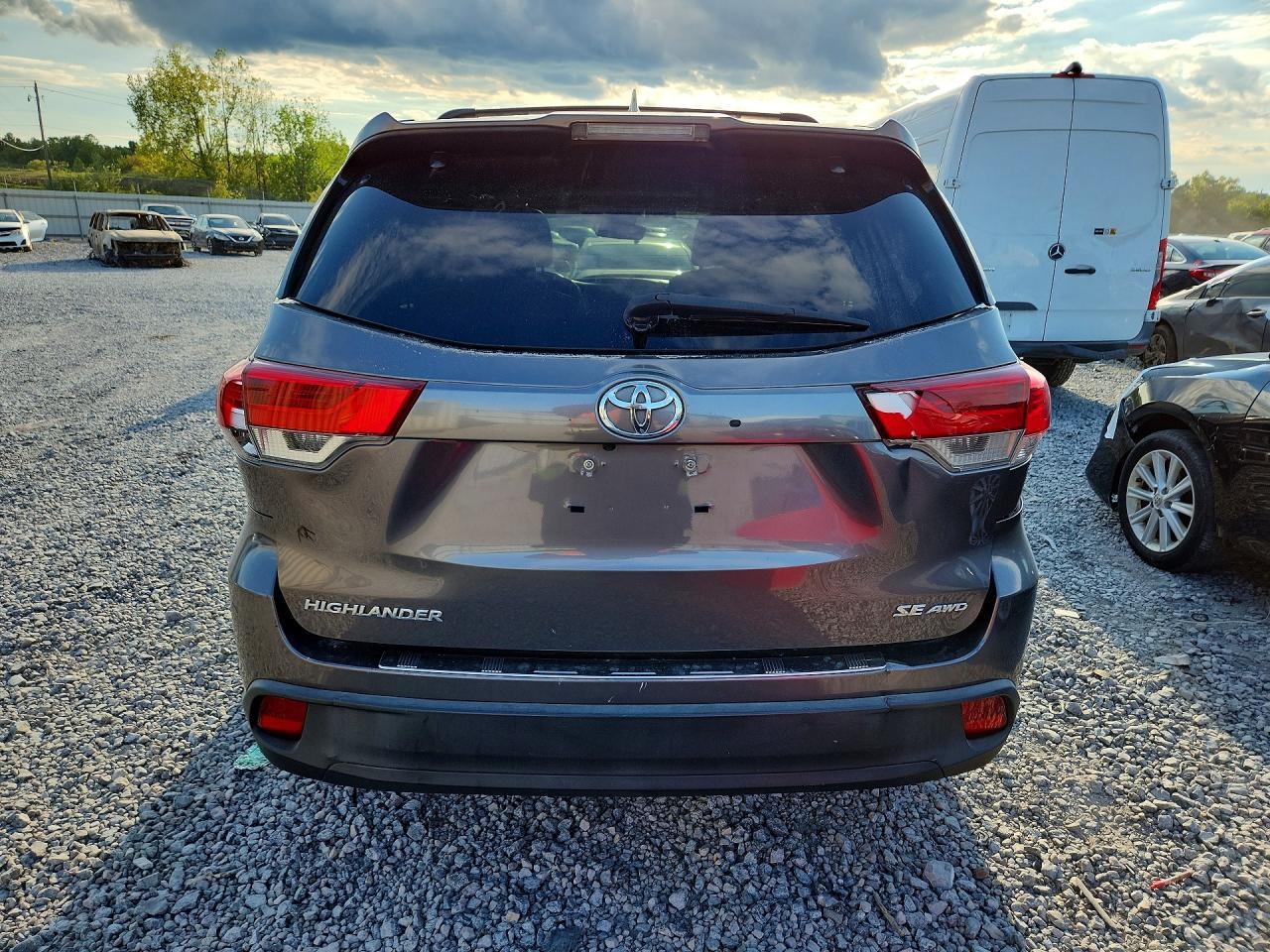 2018 Toyota Highlander Se - Image 6