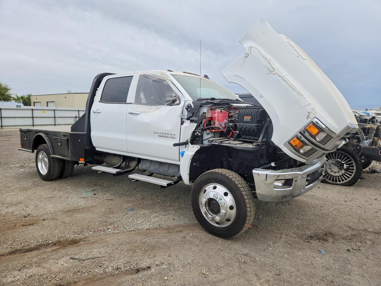 2024 Chevrolet Silverado Medium Duty - Фото 4
