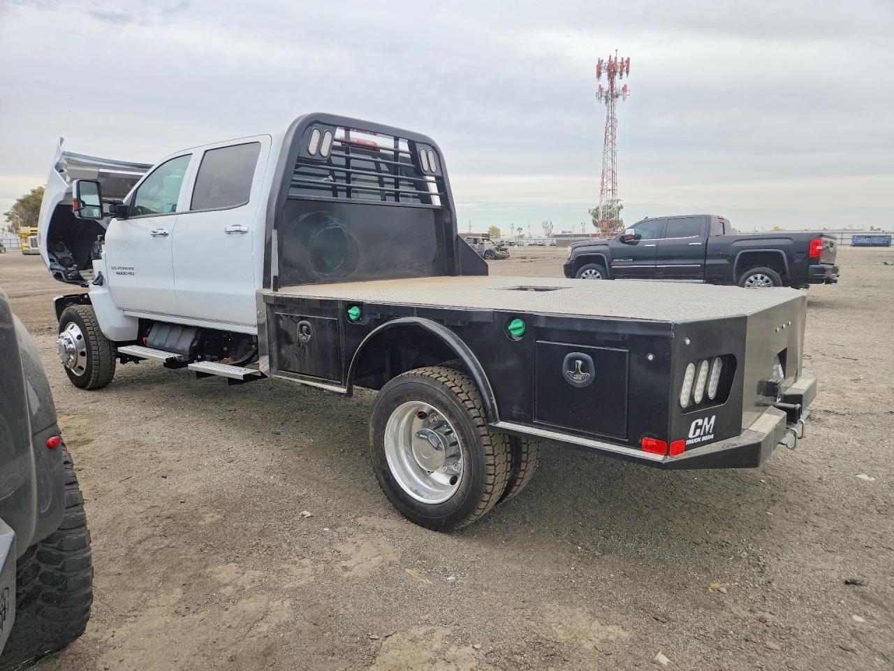 2024 Chevrolet Silverado Medium Duty - Фото 2
