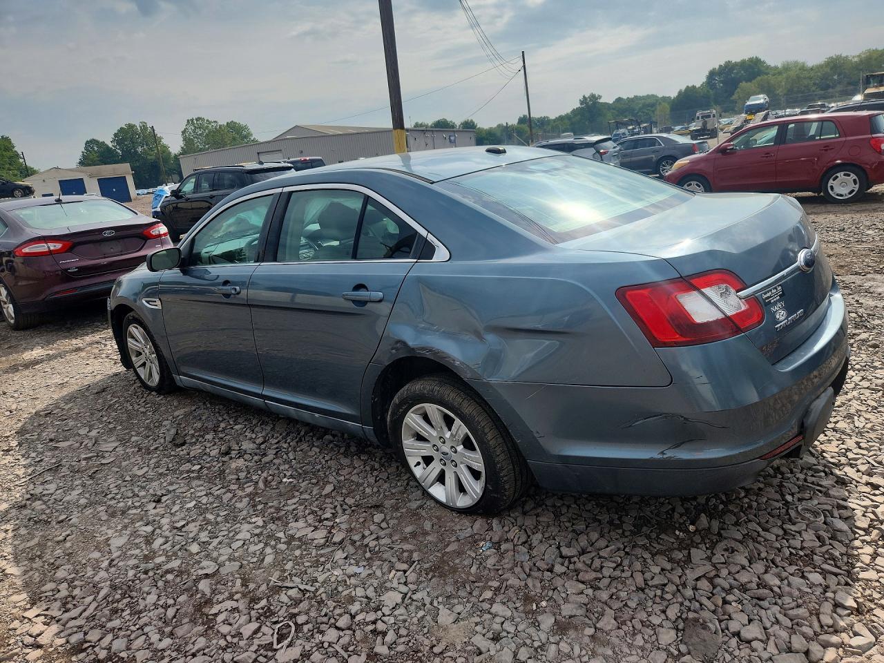 2010 Ford Taurus Se - Image 2