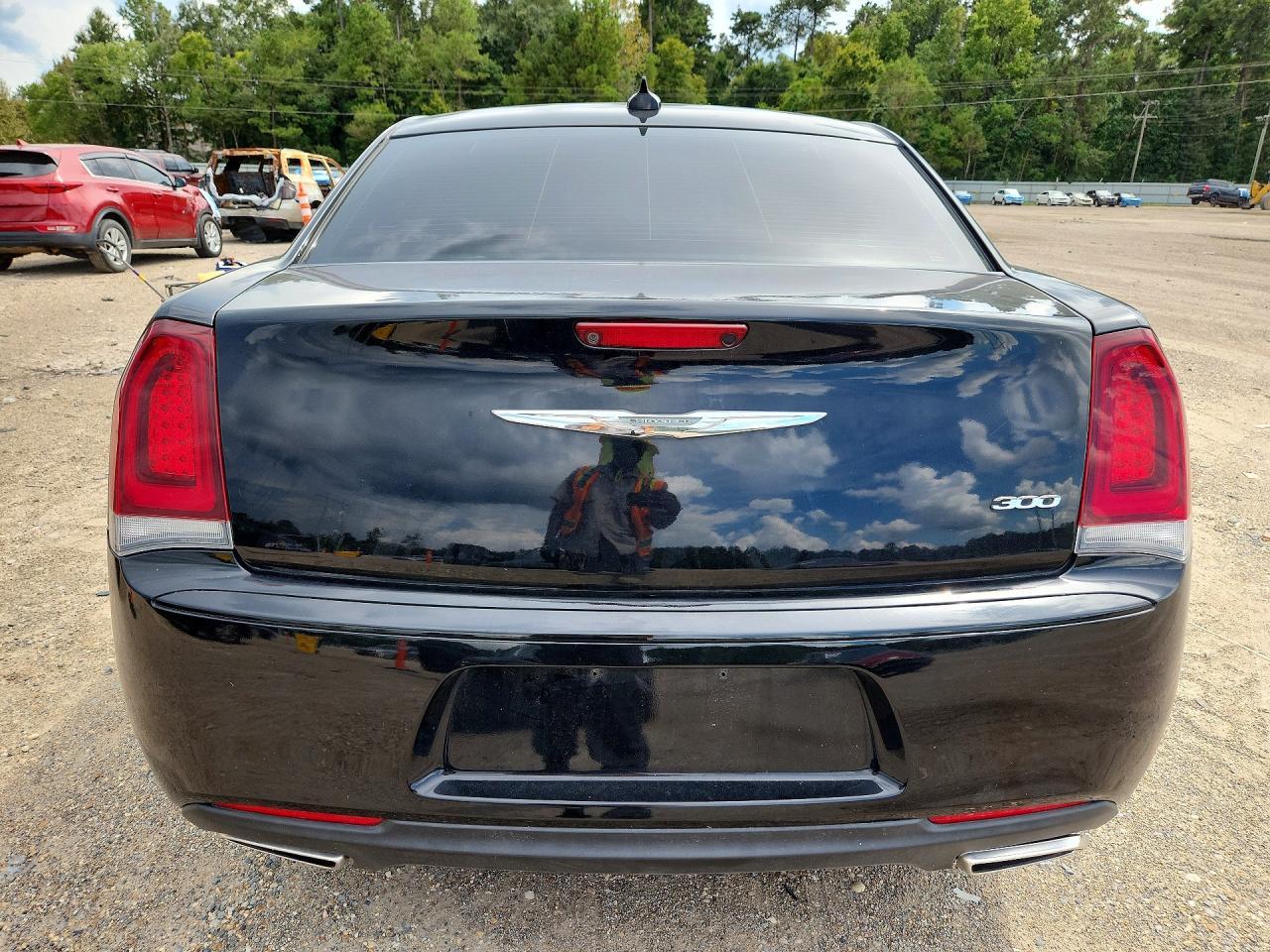 2018 Chrysler 300 Touring - Image 6