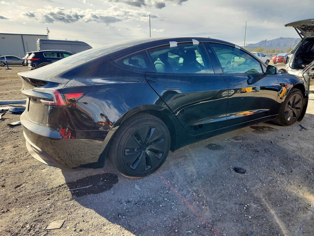 2025 Tesla Model 3 - Фото 3