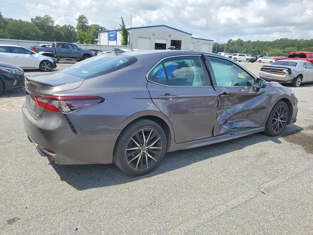 2021 Toyota Camry Se - Фото 3