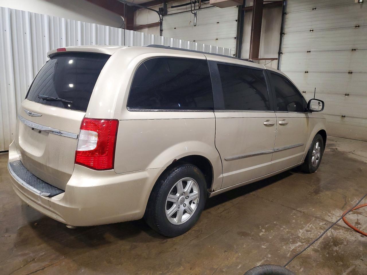 2013 Chrysler Town & Country Touring - Image 3