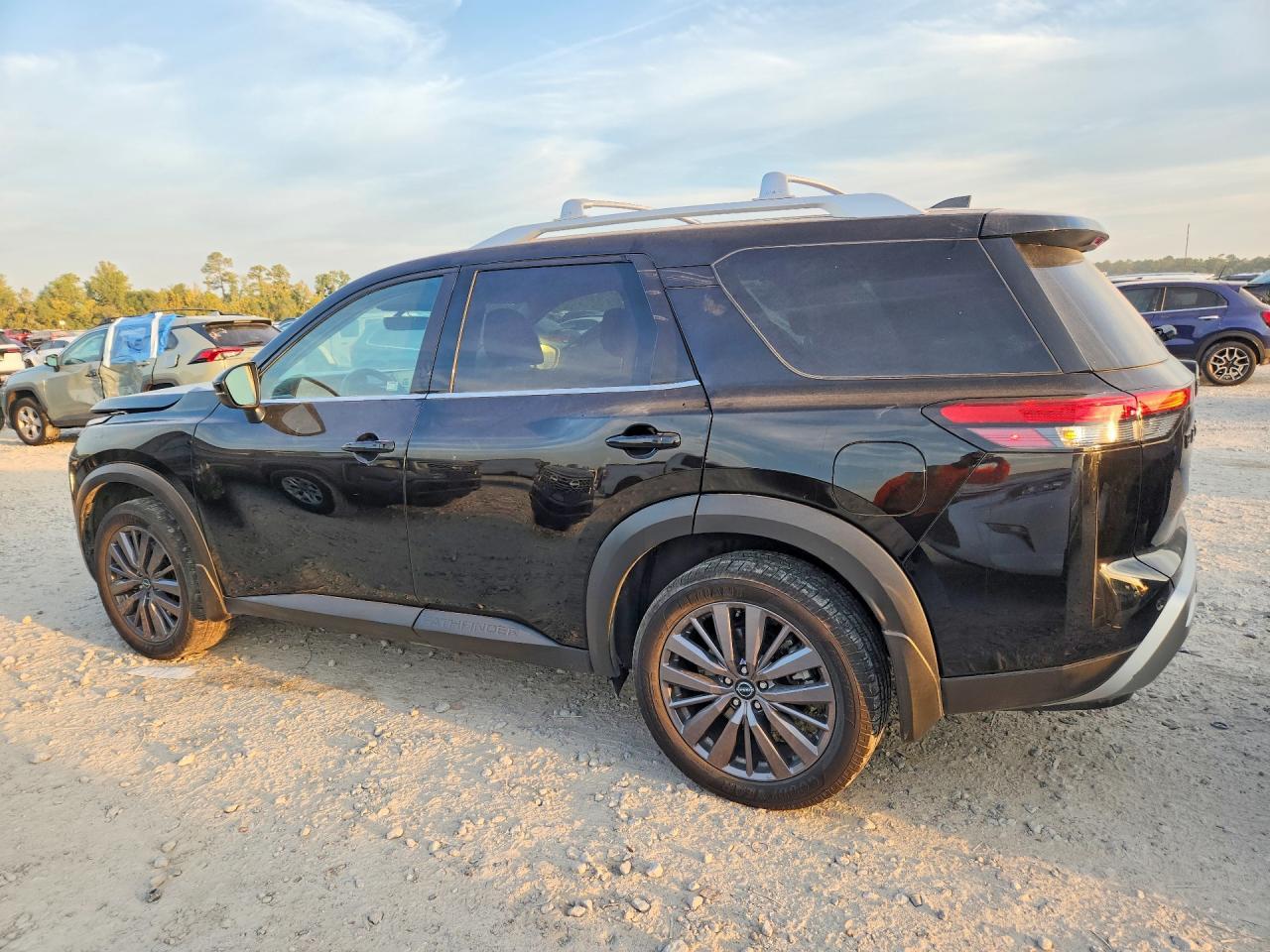 2023 Nissan Pathfinder Sl - Фото 2