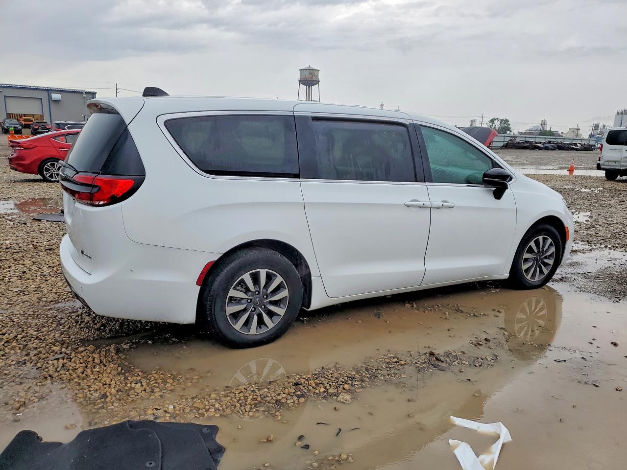 2024 Chrysler Pacifica Hybrid Select - Image 3
