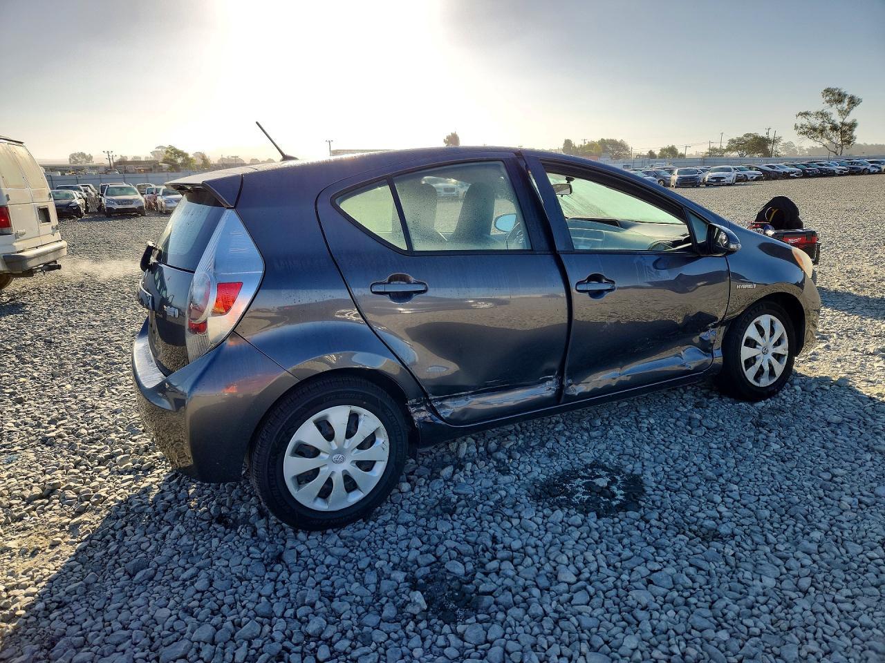 2013 Toyota Prius C One - Фото 3