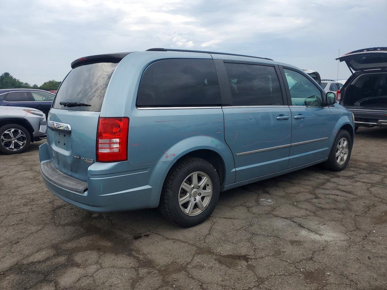 2010 Chrysler Town & Country Touring - Фото 3