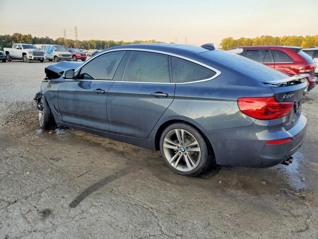 2017 BMW 330 - Фото 2