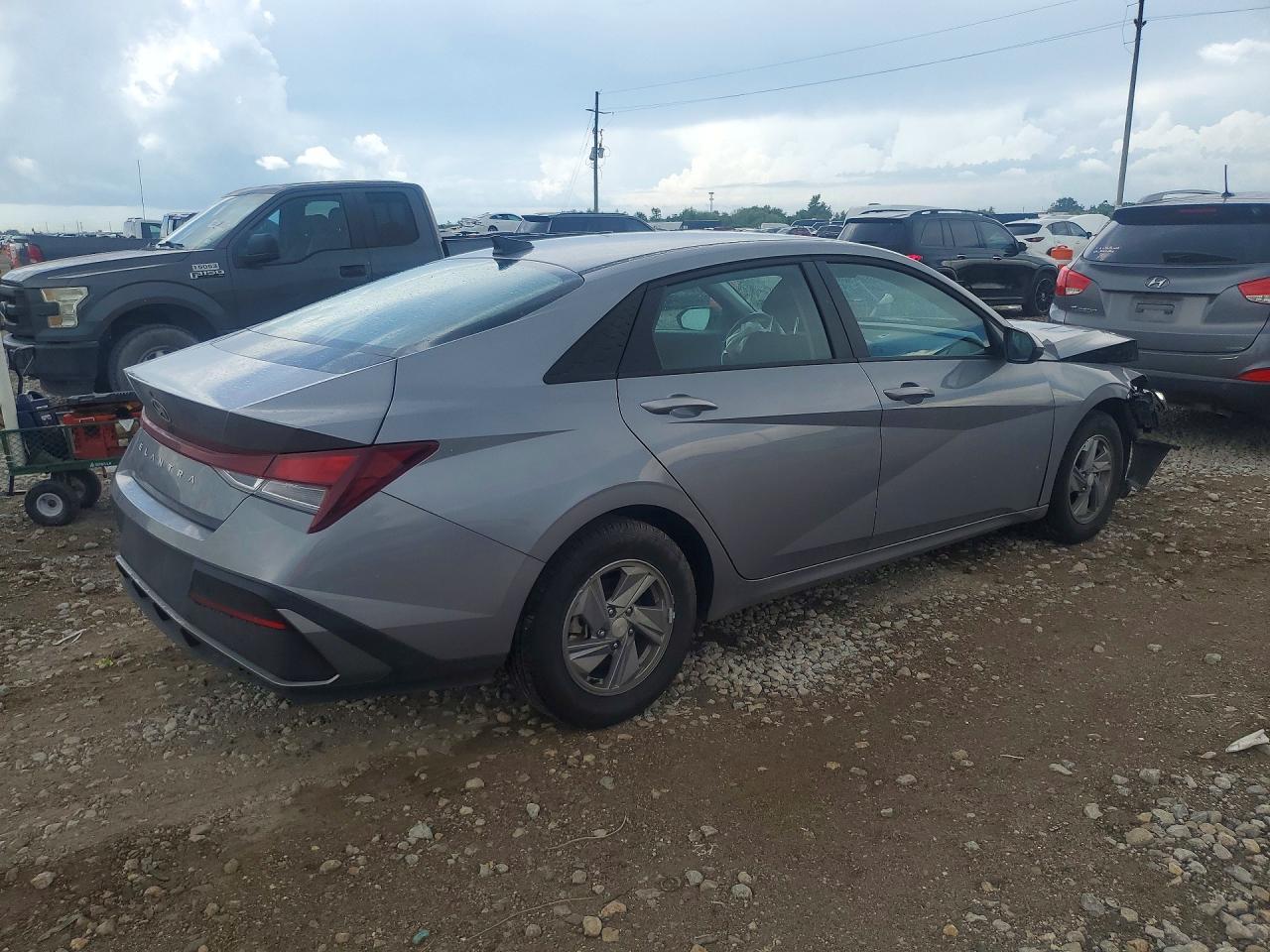 2025 Hyundai Elantra Se - Image 3