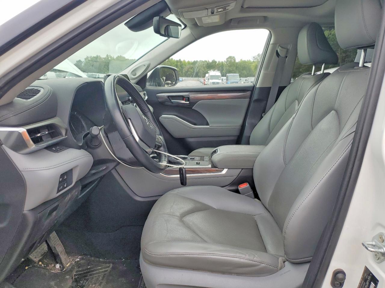 2021 Toyota Highlander Hybrid Limited - Image 7