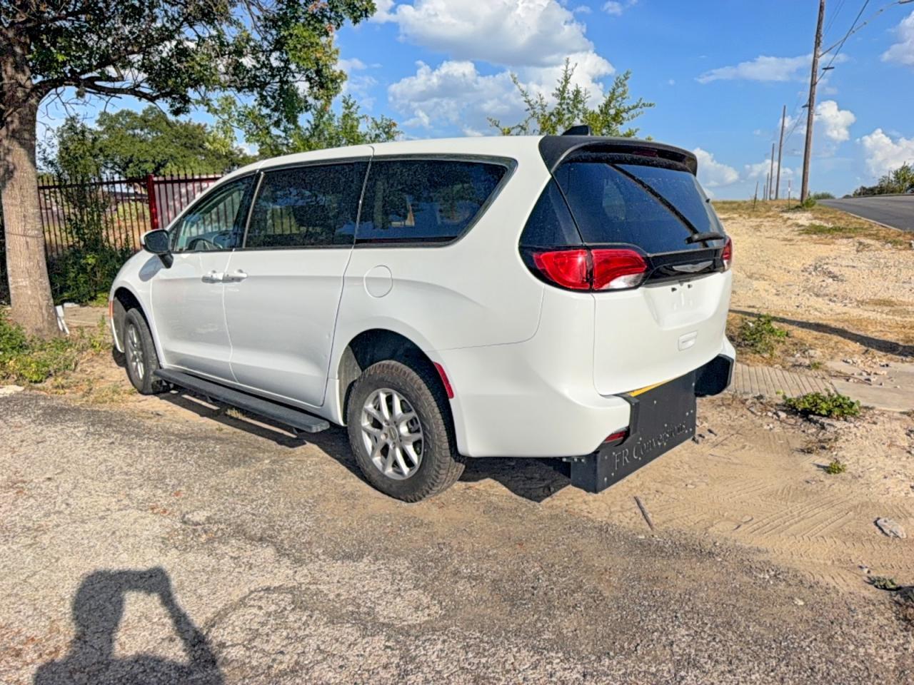2022 Chrysler Voyager Lx - Image 3