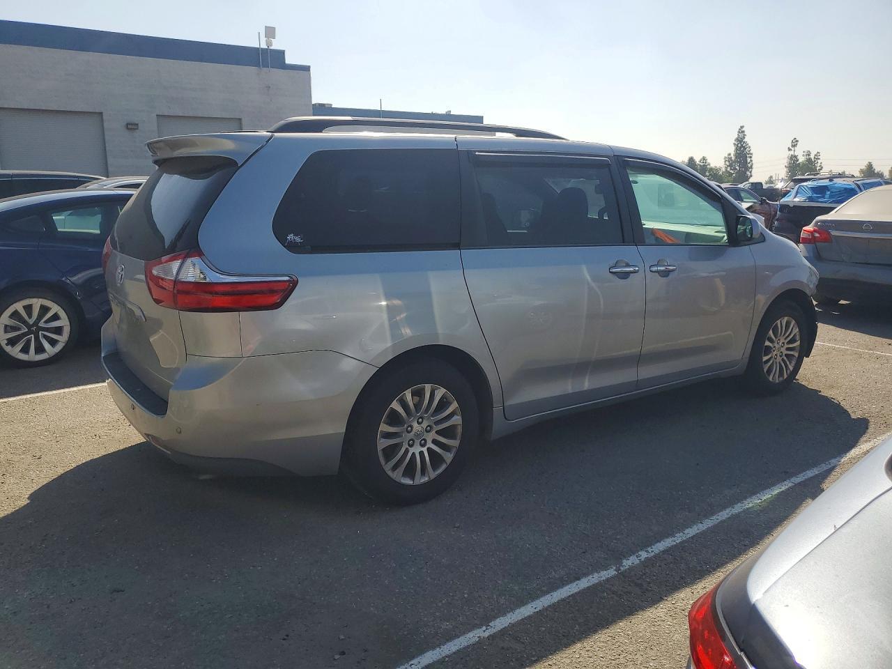 2015 Toyota Sienna Xle 8-Passenger - Фото 3