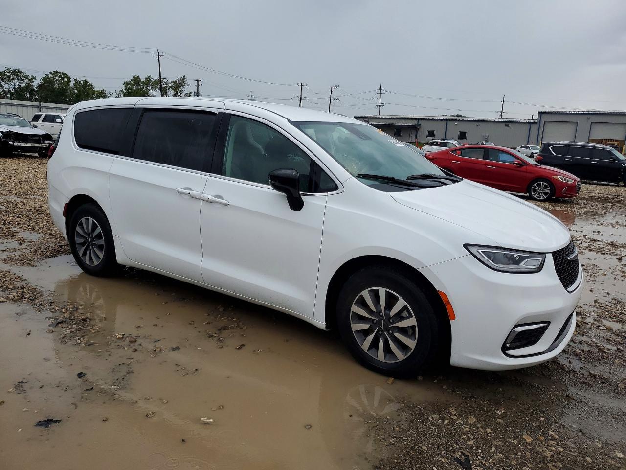 2024 Chrysler Pacifica Hybrid Select - Image 4