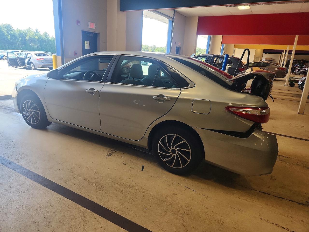 2015 Toyota Camry Le - Фото 2
