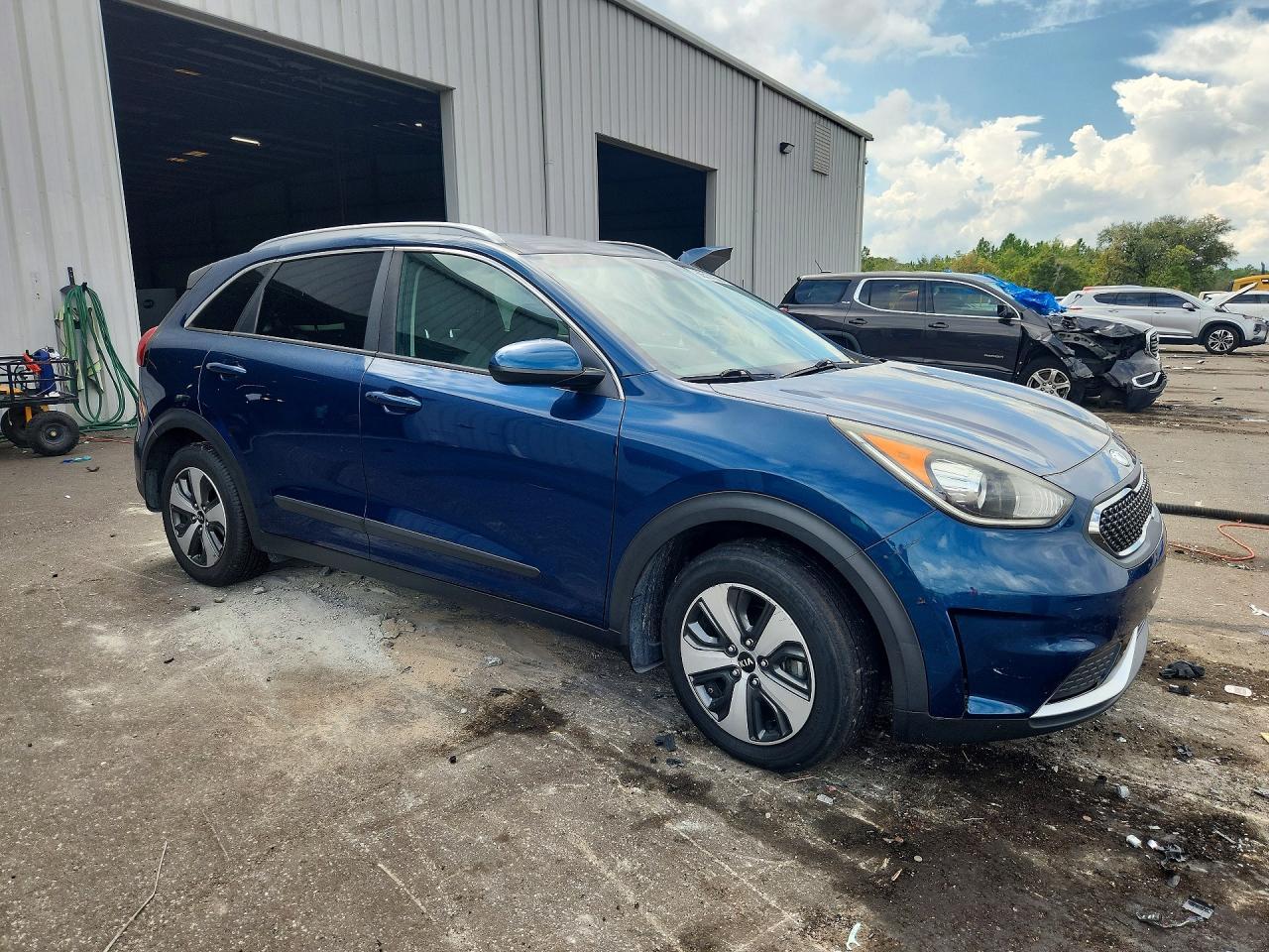 2017 Kia Niro Lx - Image 4