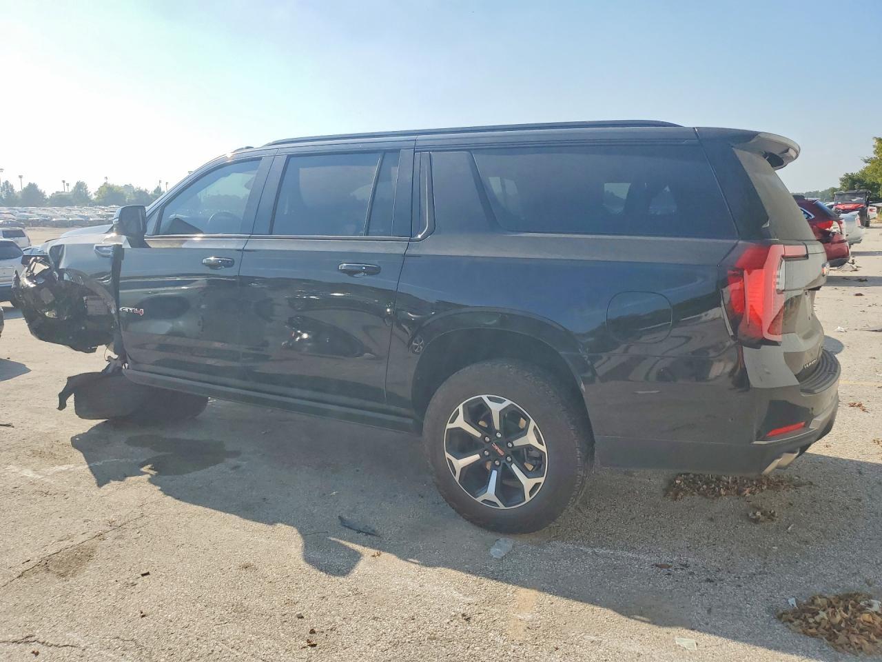 2025 GMC Yukon Xl At4 - Image 2