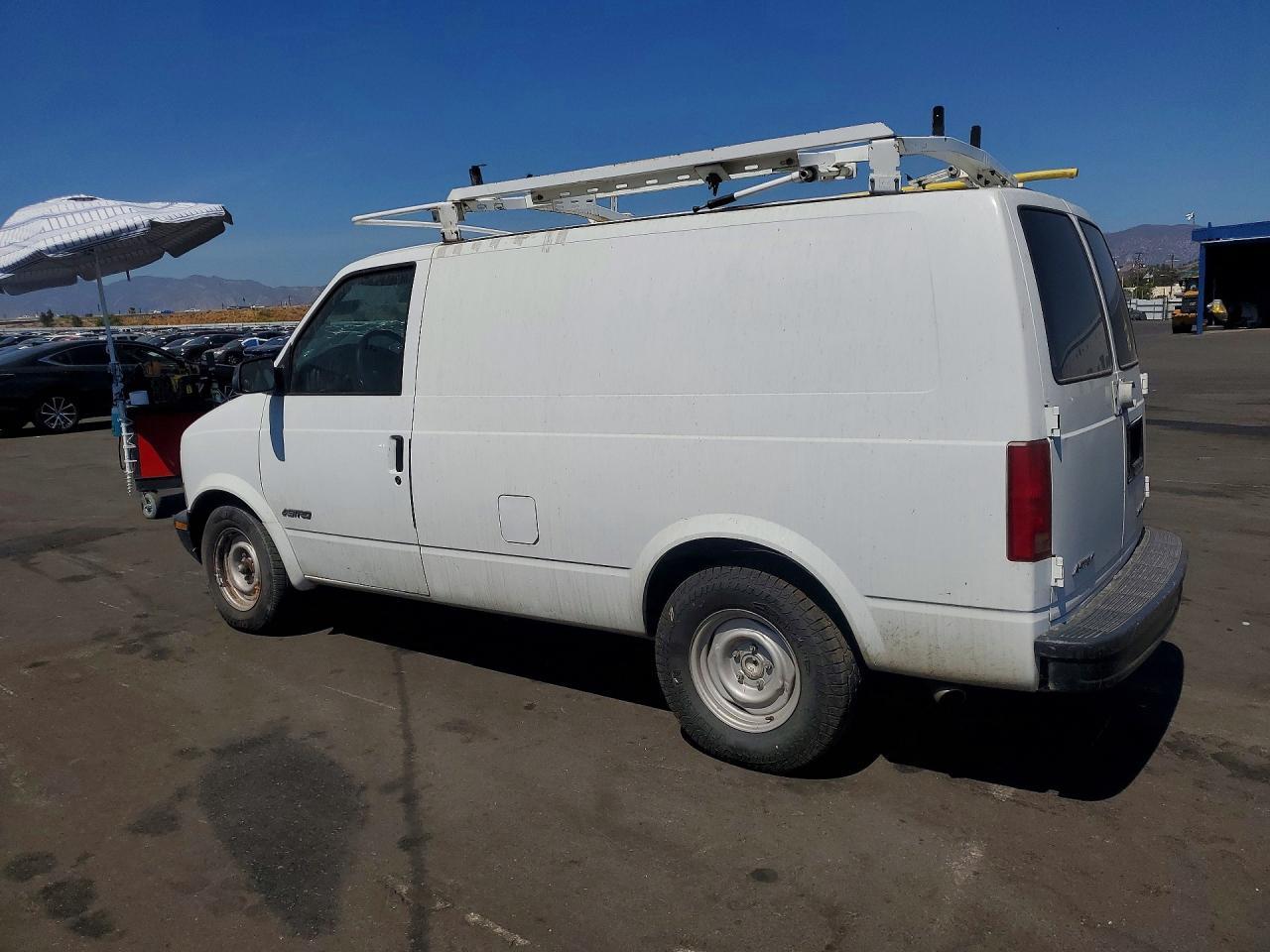 1999 Chevrolet Astro - Фото 2