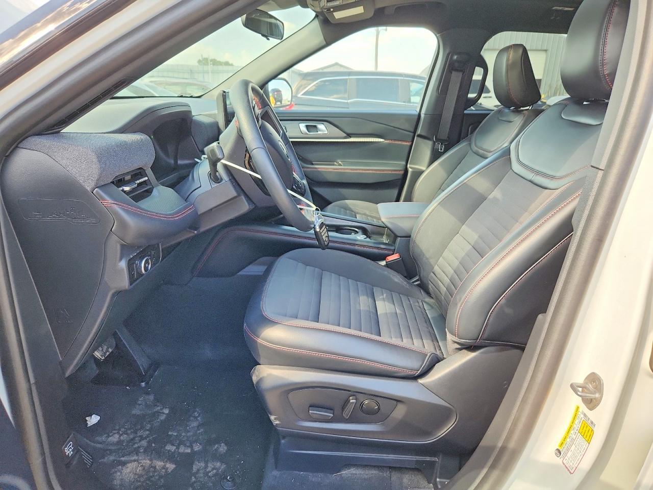 2025 Ford Explorer St-Line - Image 7