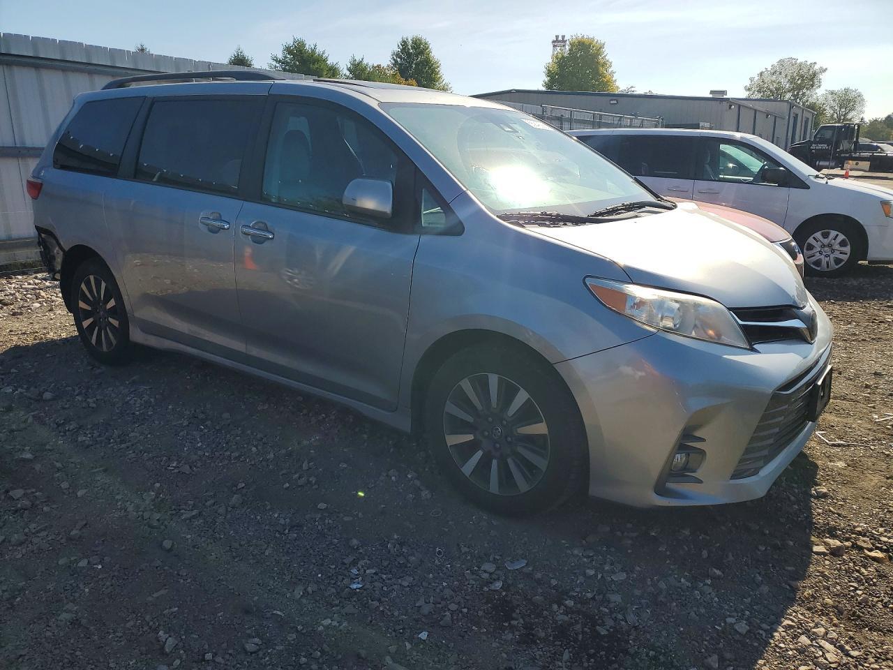 2018 Toyt Sienna Xle - Фото 4