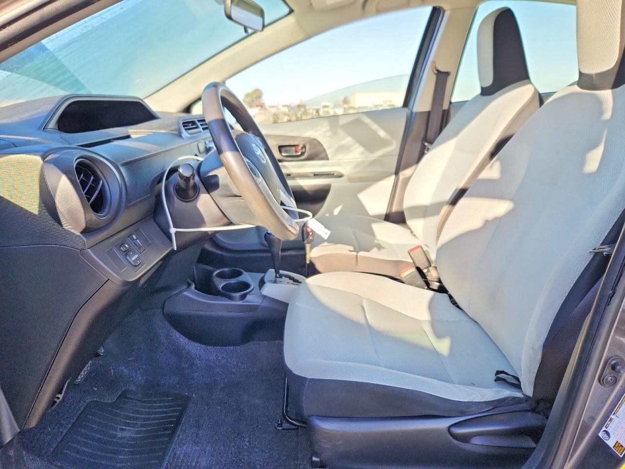 2013 Toyota Prius C One - Фото 7