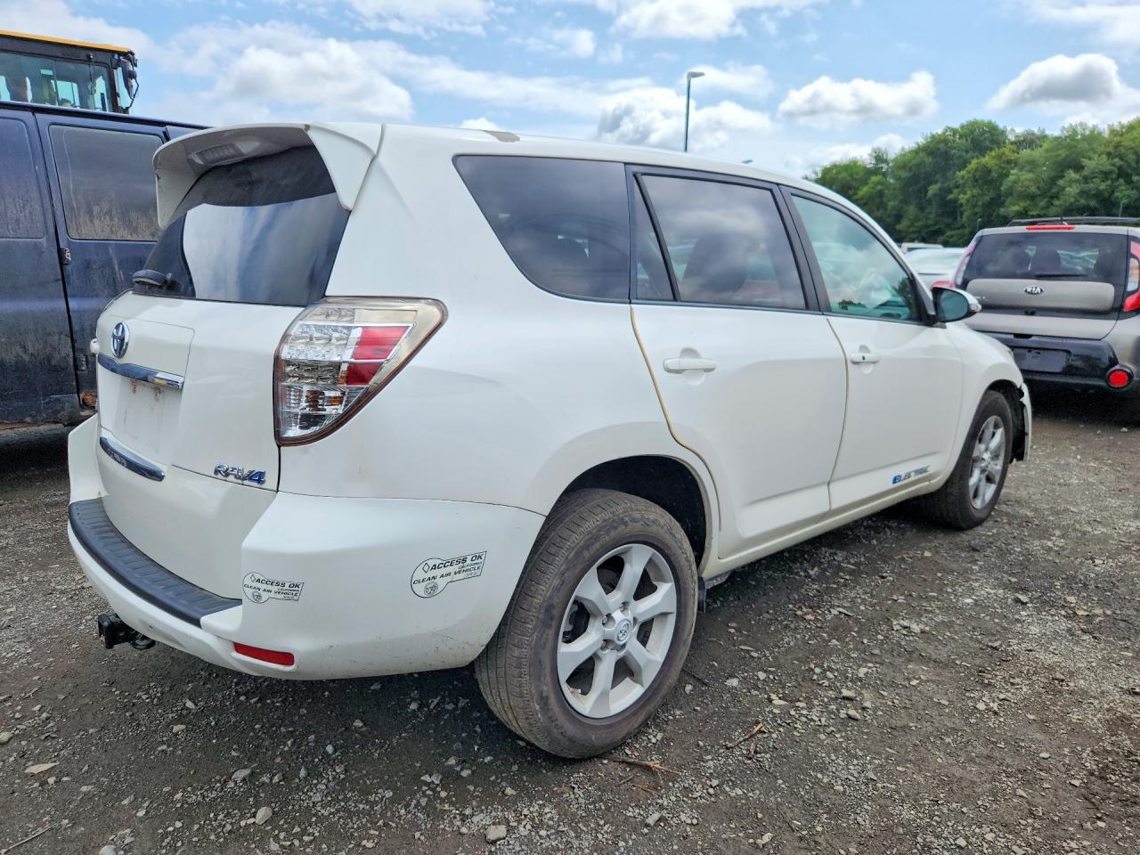 2014 Toyota Rav4 Ev Base - Image 3