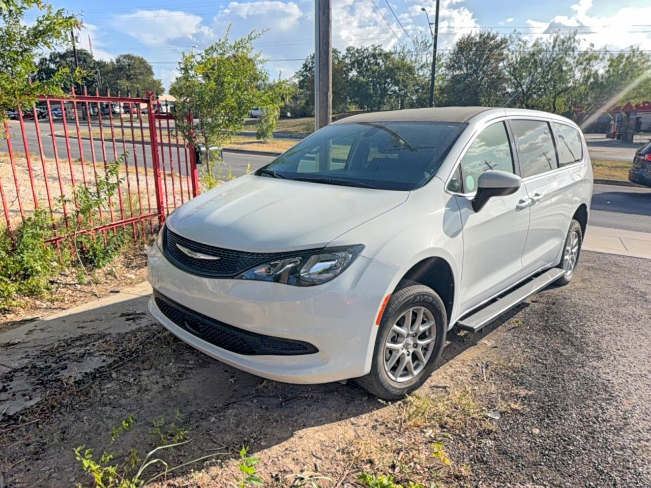 2022 Chrysler Voyager Lx - Image 2