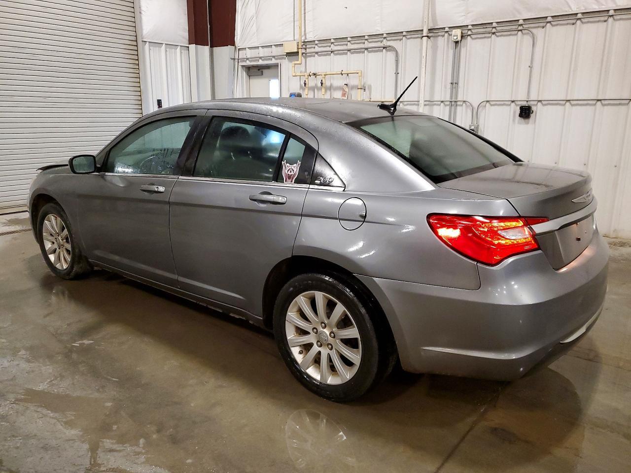 2013 Chrysler 200 Touring - Фото 2