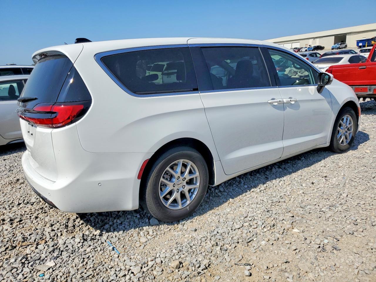2023 Chrysler Pacifica Touring L - Фото 3