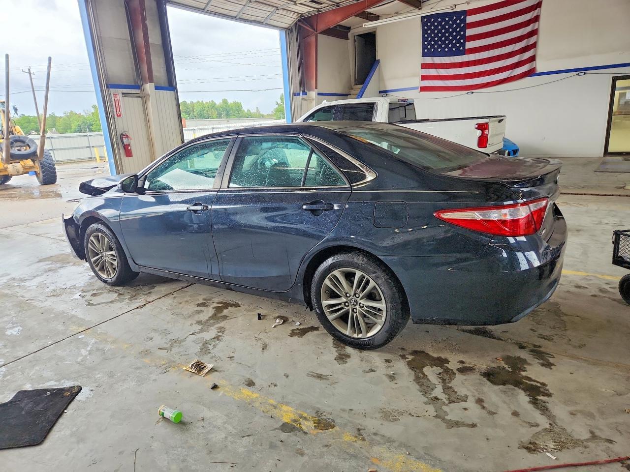 2017 Toyota Camry Se - Фото 2