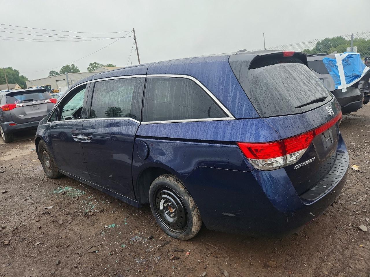 2016 Honda Odyssey Touring - Image 2