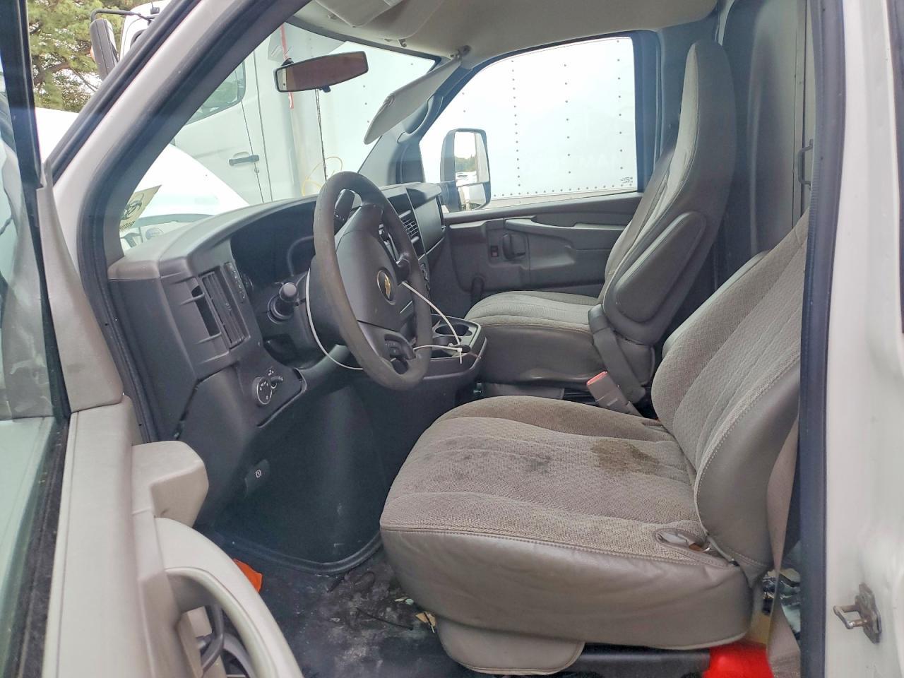 2014 Chevrolet Express Box Truck - Фото 7