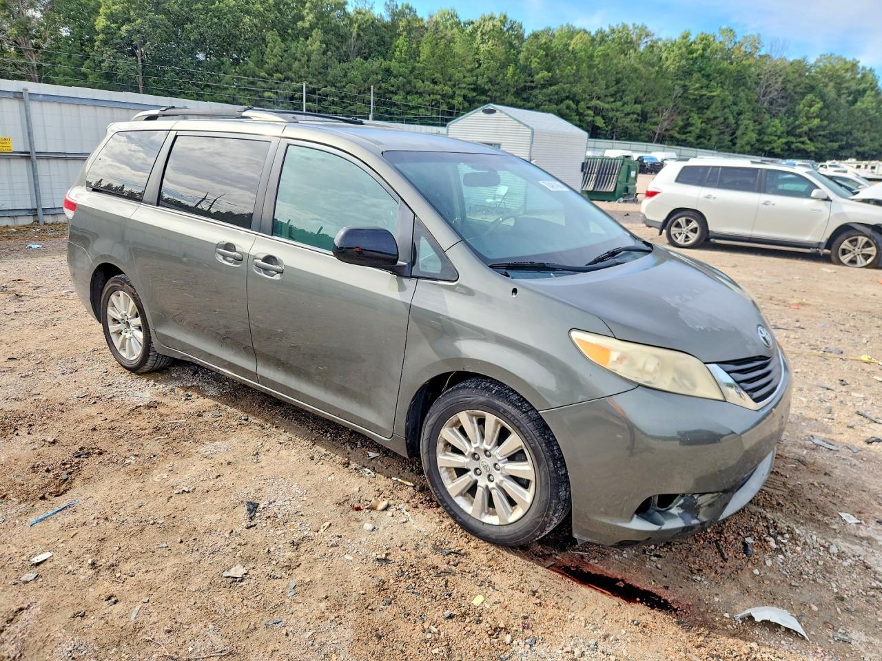 2011 Toyota Sienna Le - Фото 4