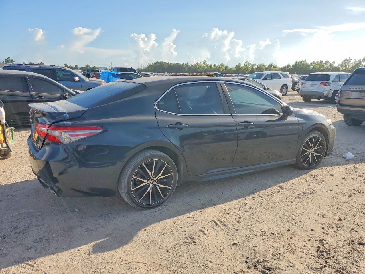2019 Toyota Camry Se - Image 3