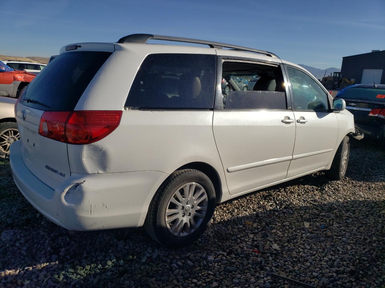 2009 Toyota Sienna - Image 3