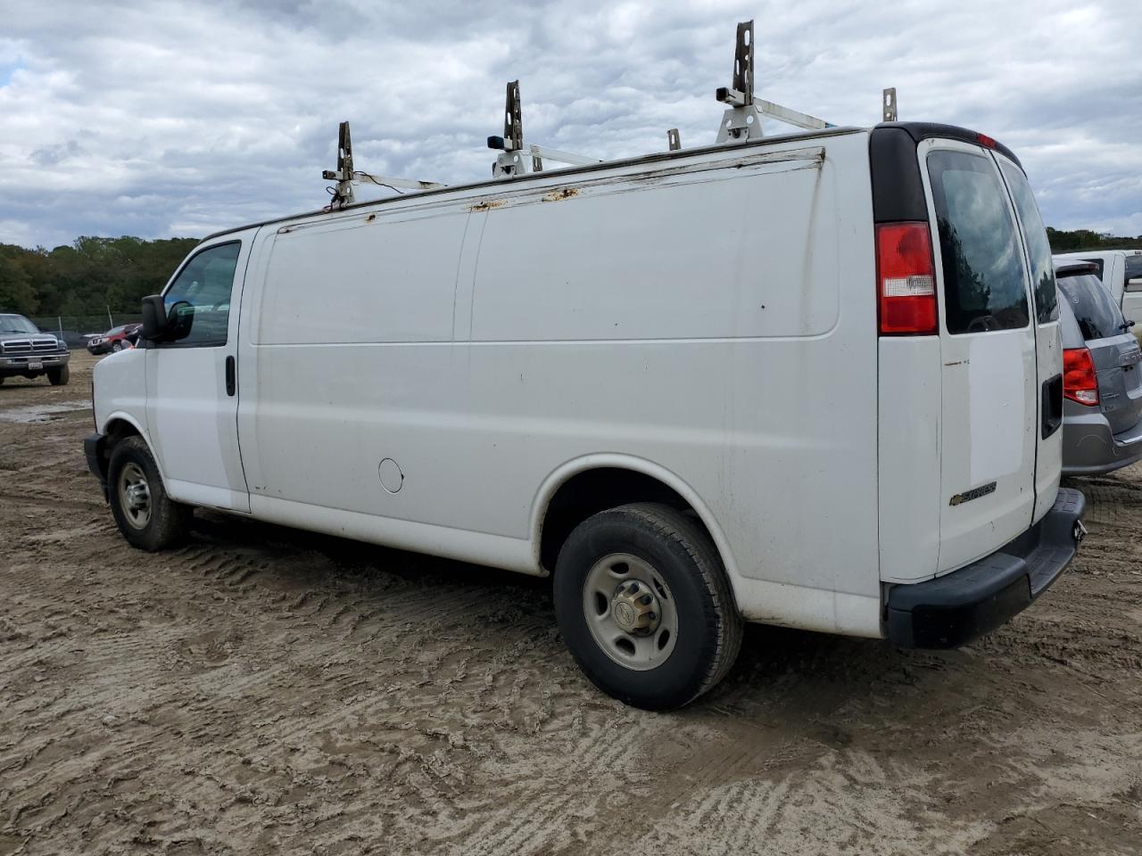 2017 Chevrolet Express G2500 - Фото 2