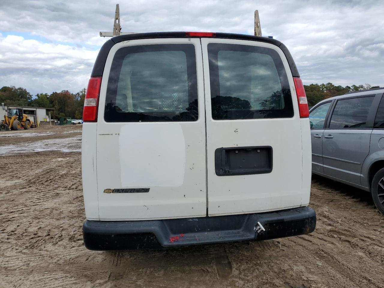 2017 Chevrolet Express G2500 - Фото 6