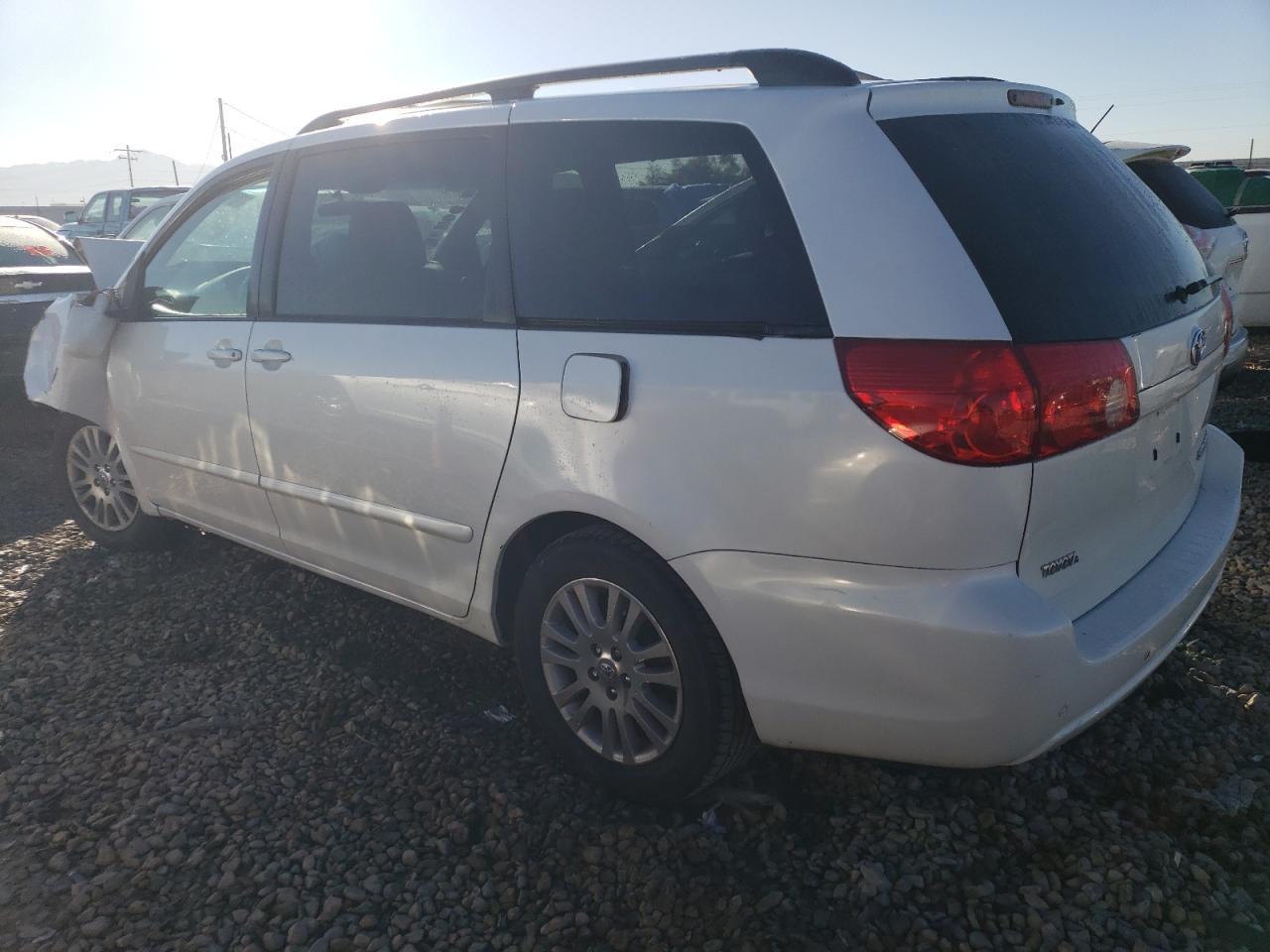 2009 Toyota Sienna - Image 2