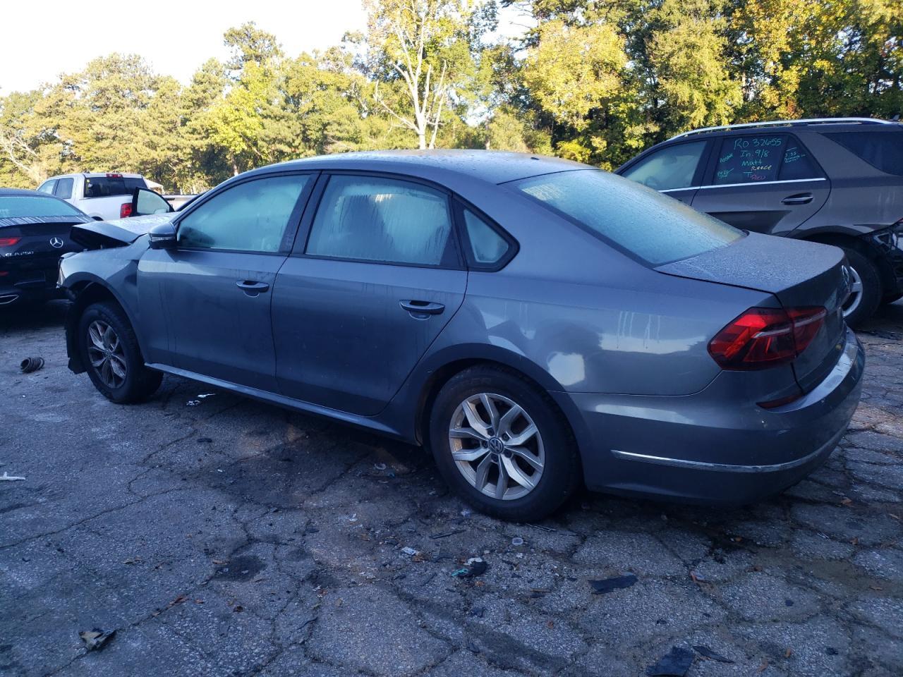 2018 Volkswagen Passat S - Фото 2
