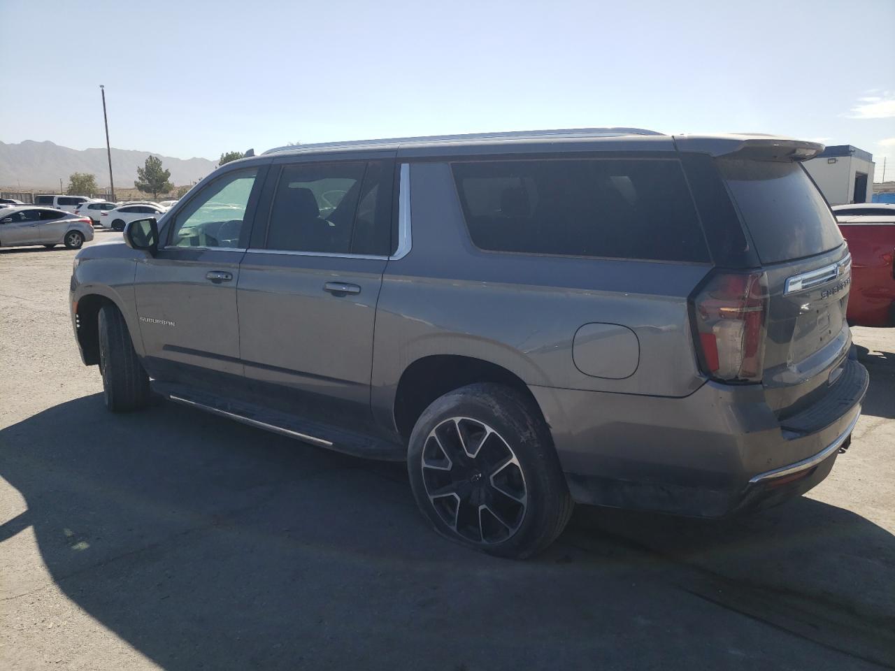 2022 Chevrolet Suburban C1500 Ls - Фото 2