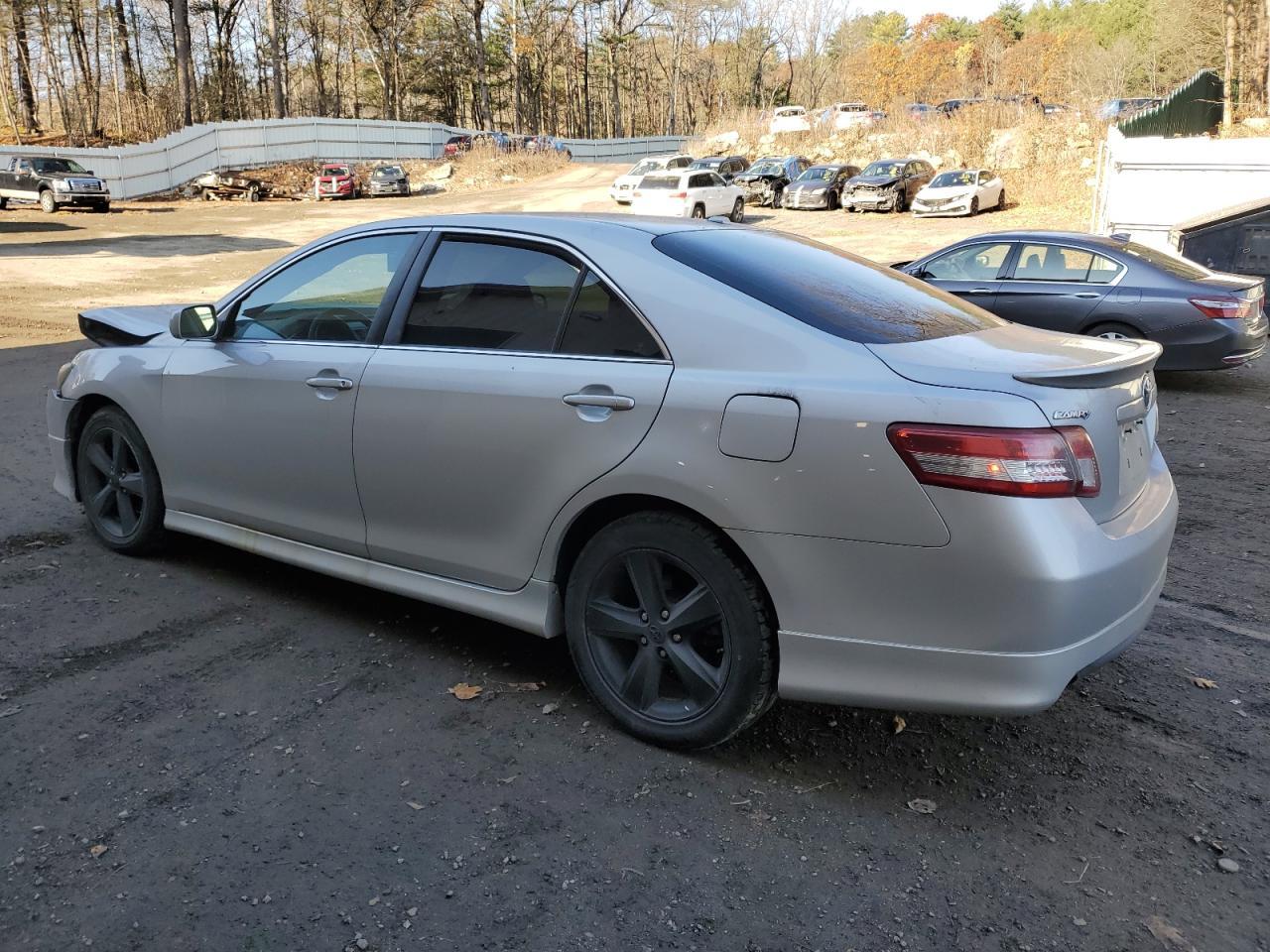 2011 Toyota Camry Base - Фото 2