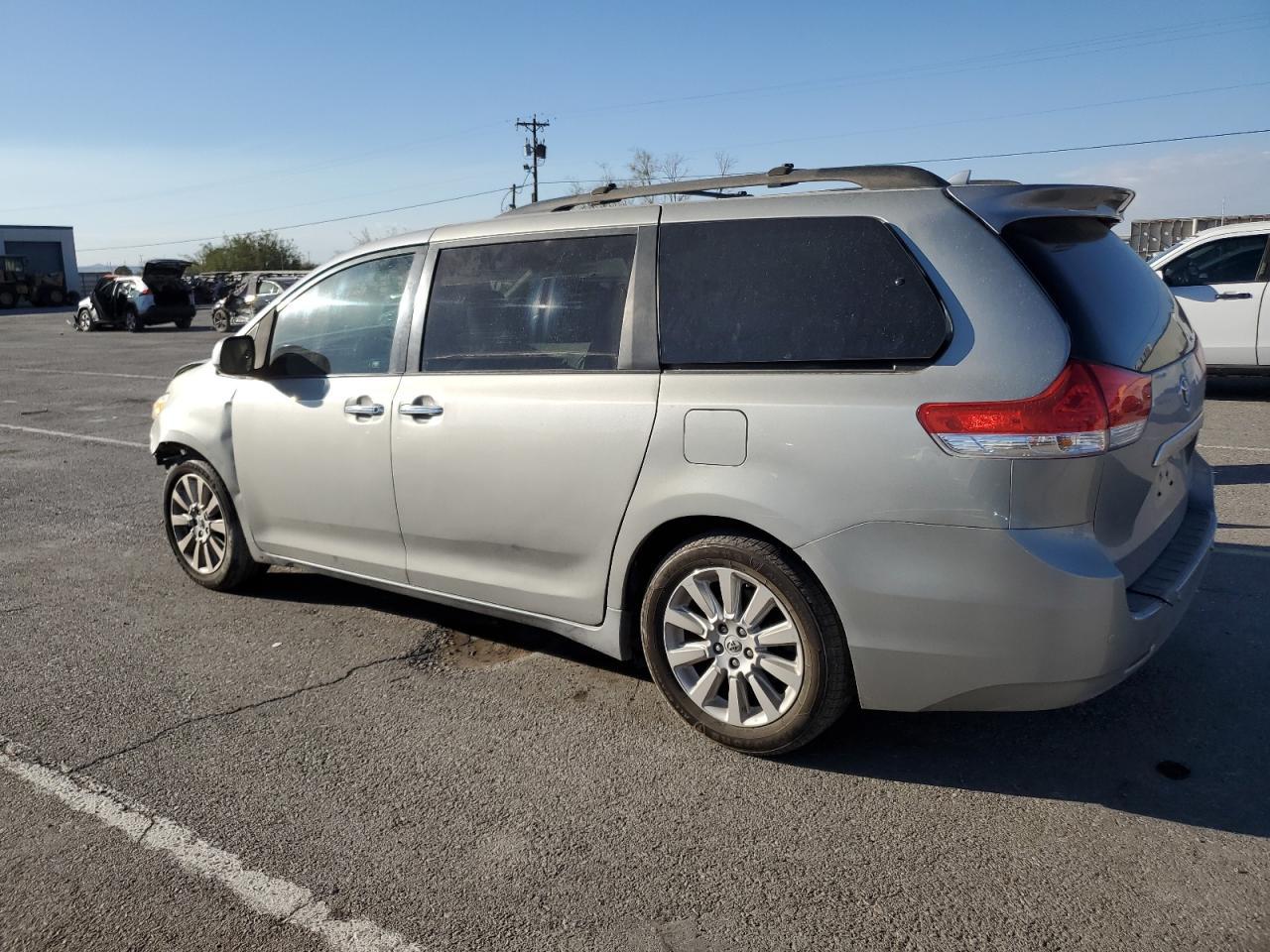 2012 Toyota Sienna Xle - Image 2