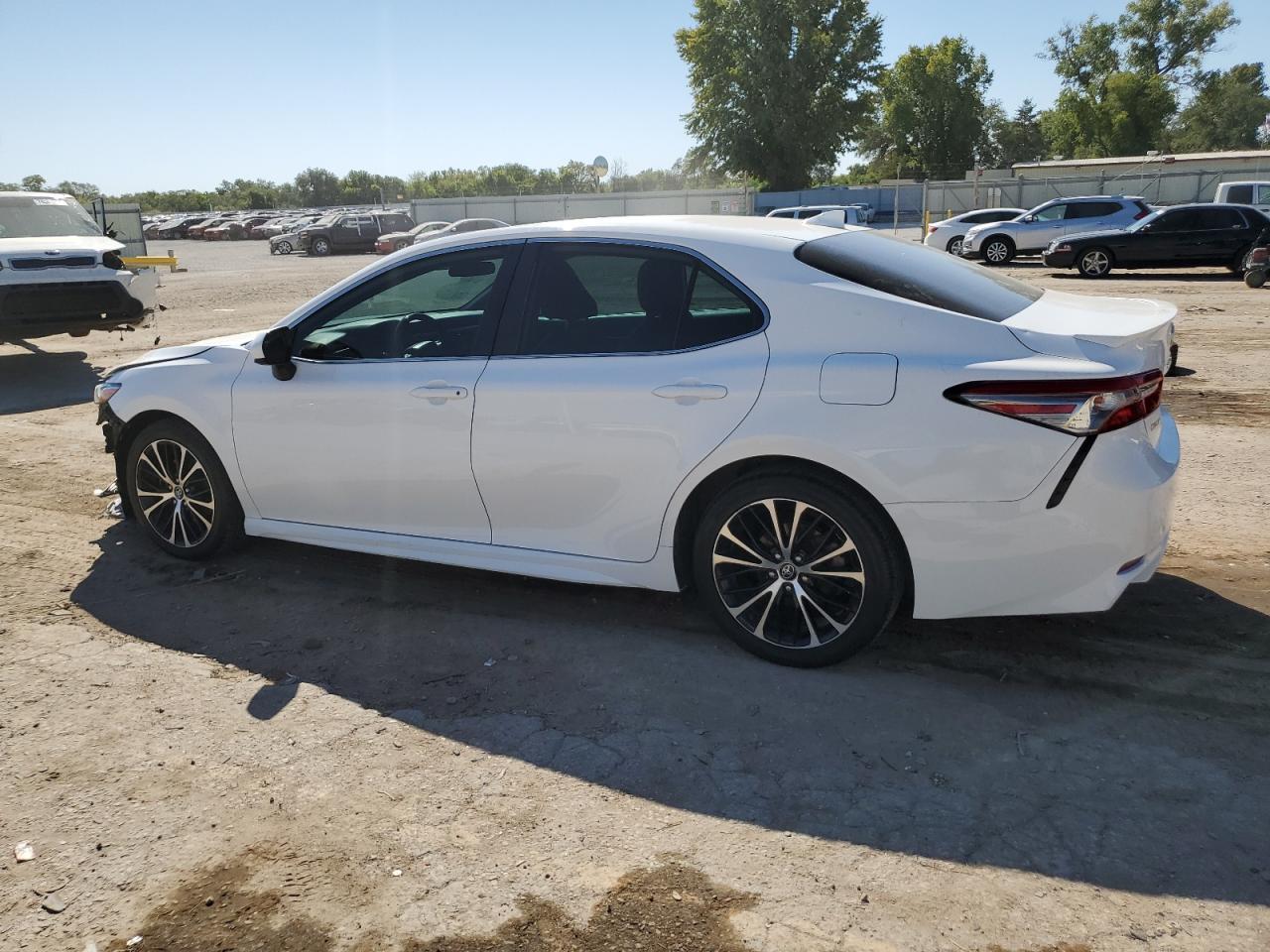 2019 Toyota Camry L - Фото 2