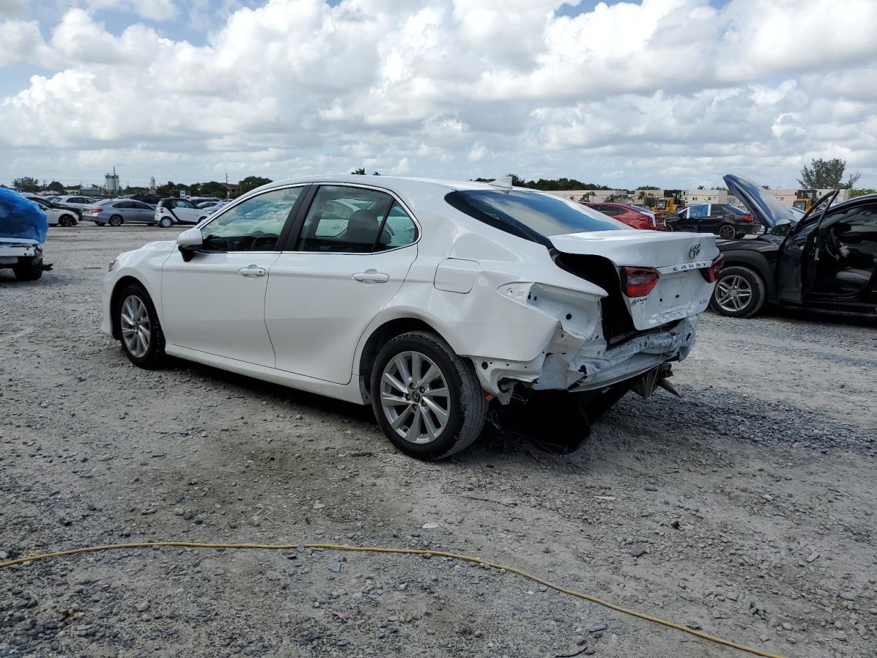 2023 Toyota Camry Le - Фото 2