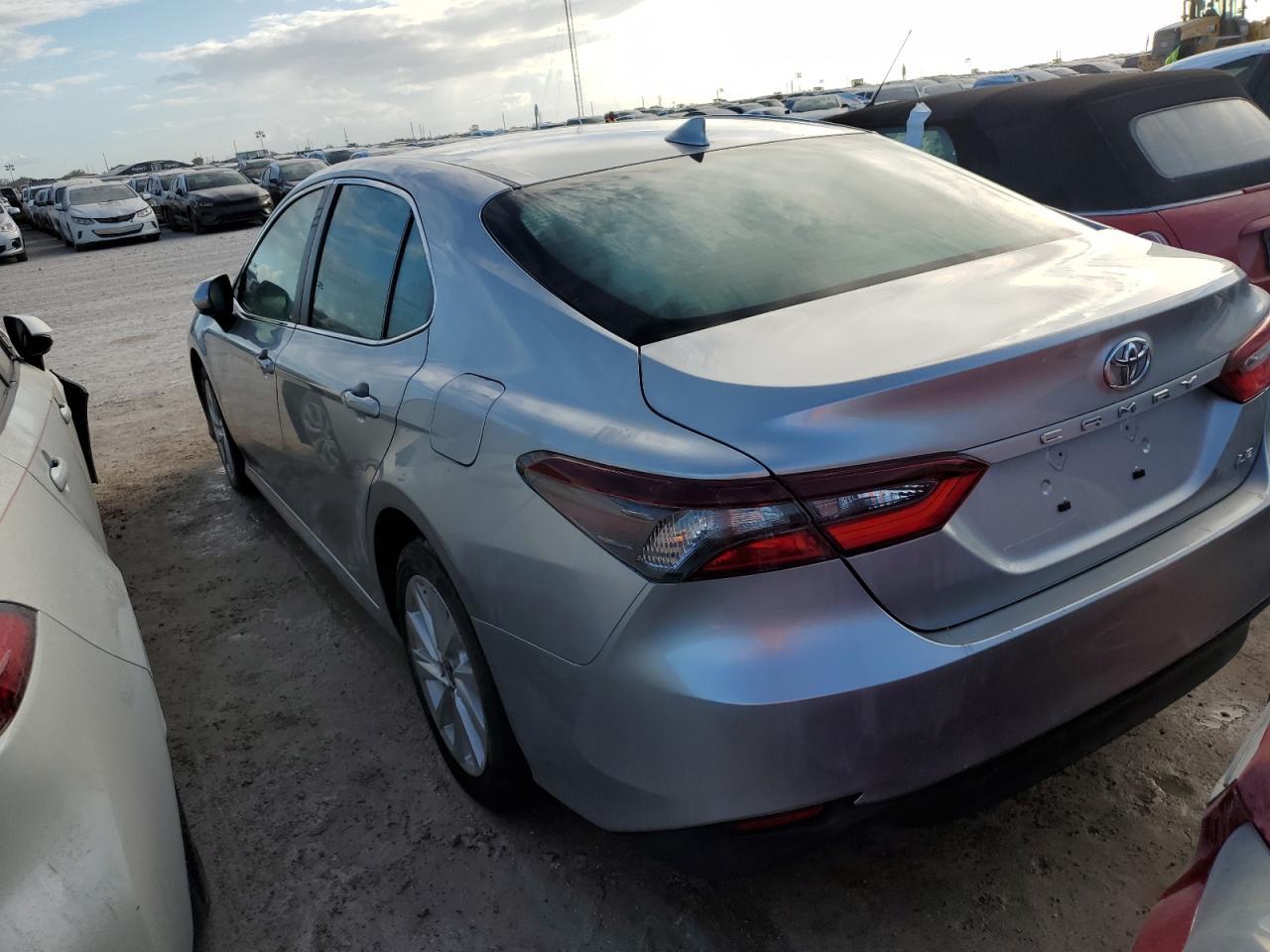 2022 Toyota Camry Le - Фото 2
