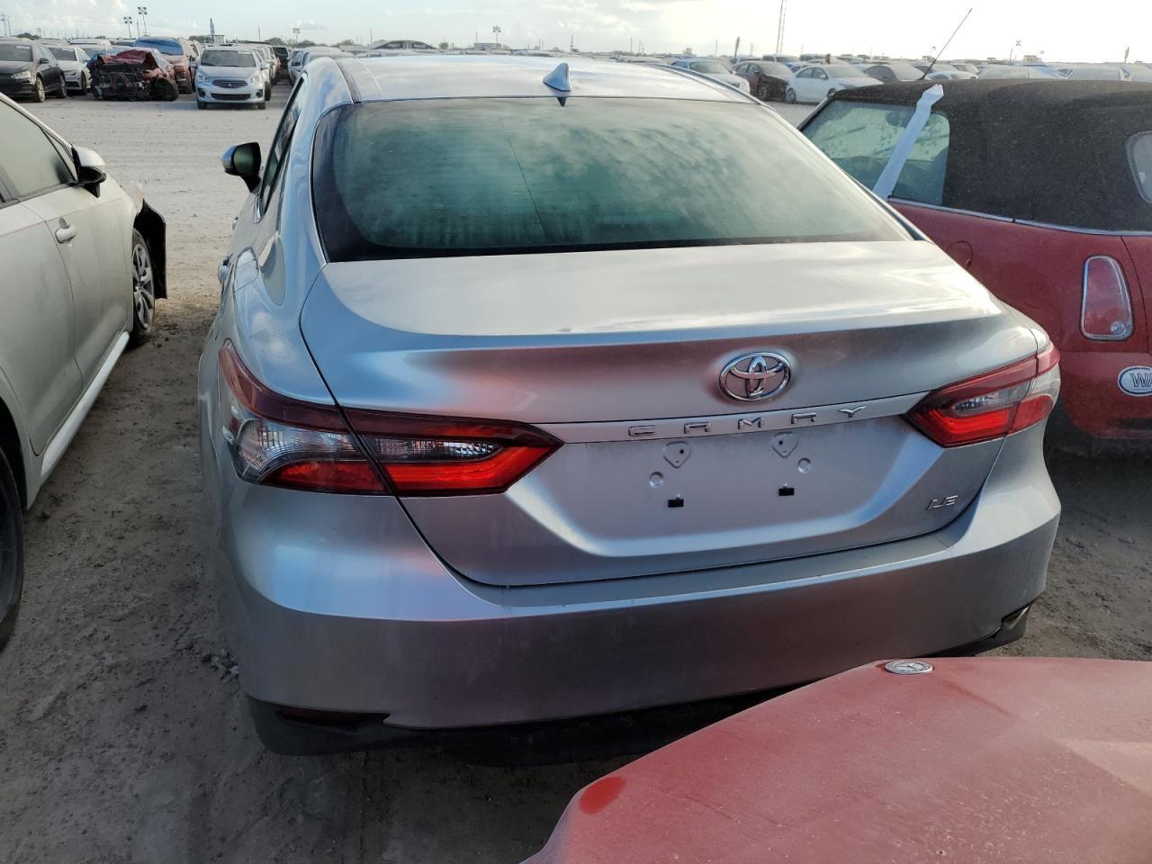 2022 Toyota Camry Le - Фото 6