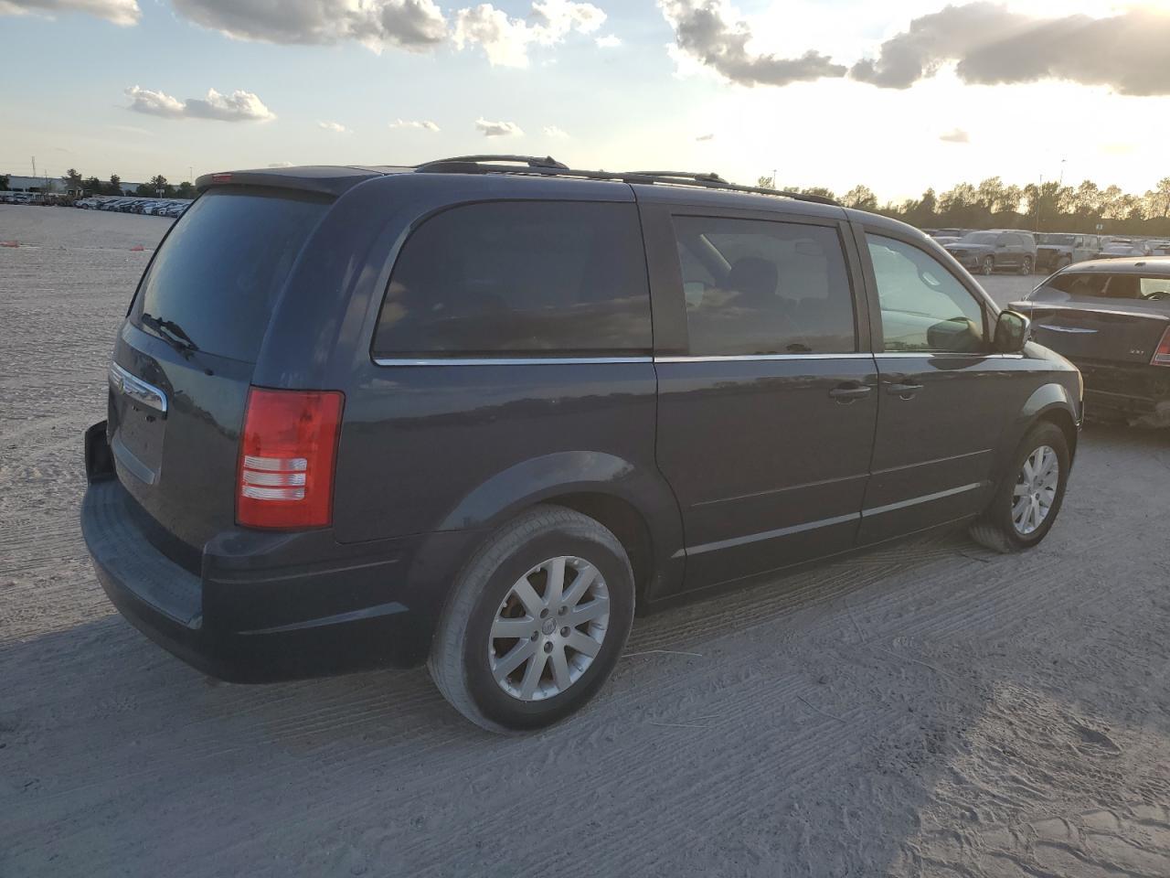 2008 Chrysler Town & Country Touring - Image 3