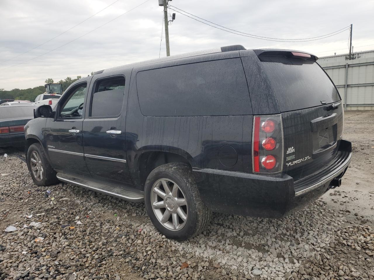 2011 GMC Yukon Xl Denali - Image 2