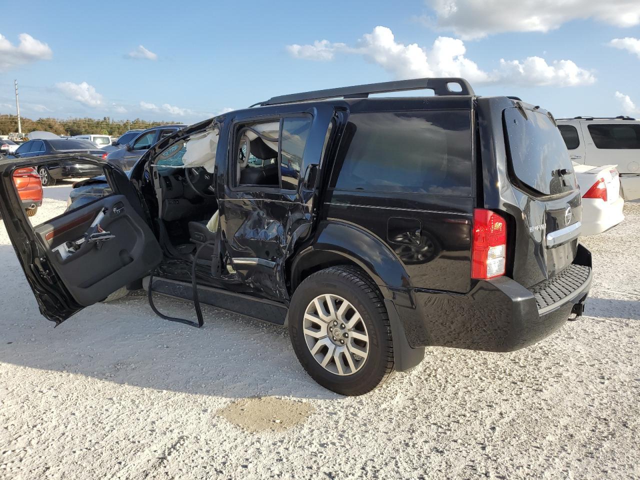 2011 Nissan Pathfinder S - Image 2